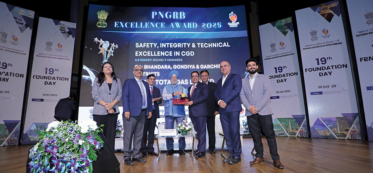 ATGL Team receiving PNGRB Excellence Award 2025 from Hon’ble Union Minister for MoPNG Mr Hardeep Singh Puri in presence of PNGRB Chairperson Dr Anil Kumar Jain at New Delhi
